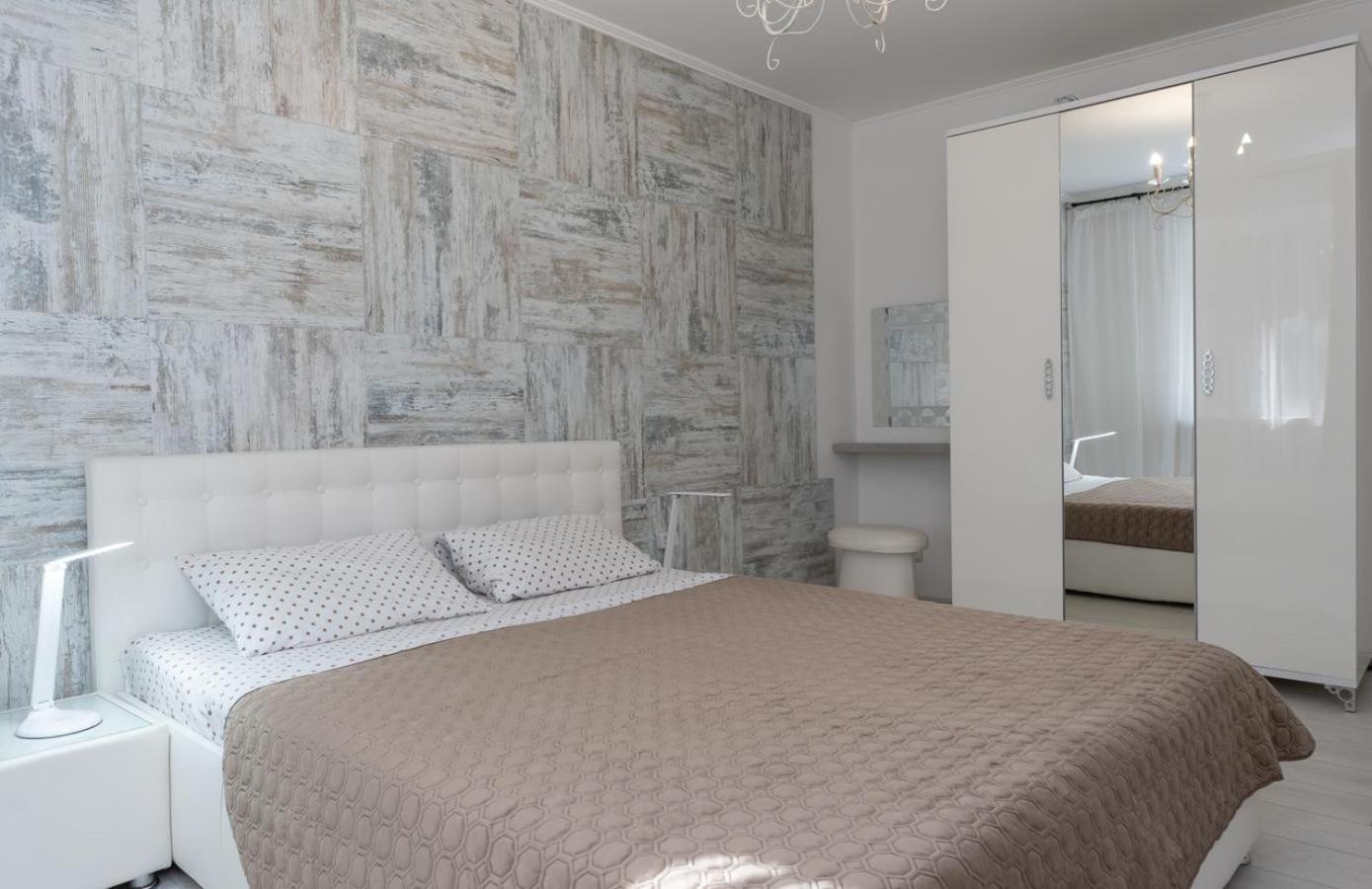 Flat 24 On Lesi Ukrainki 12 With 1 Bedroom كييف المظهر الخارجي الصورة